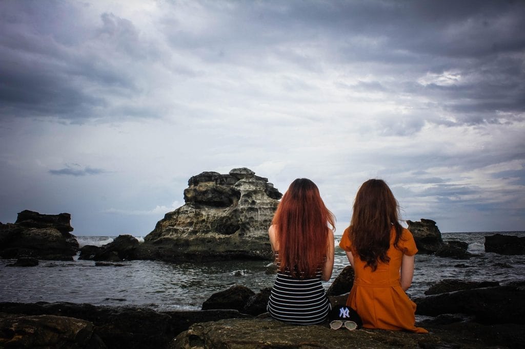 celebrity soft launch relationship example matching vacation background photos